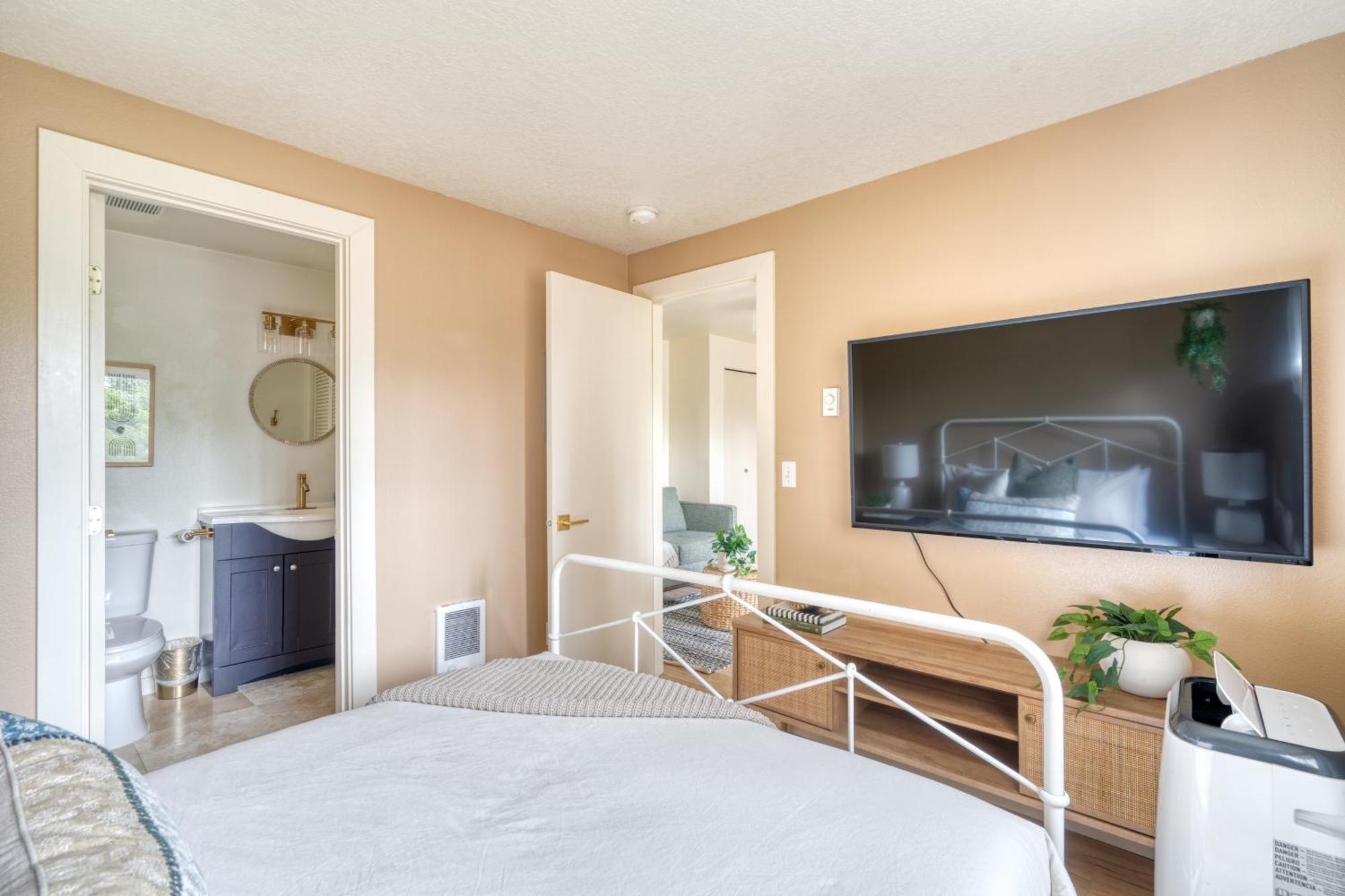 - Adorable Bright 1 Bed Near Ohsu