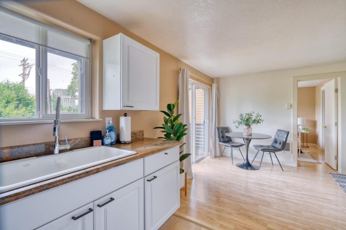 - Adorable Bright 1 Bed Near Ohsu *